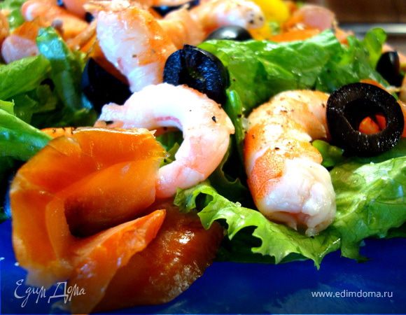 Горбушу нарезать тонкими ломтиками и скрутить в маленькие розочки. Маслины или оливки (на ваш вкус) порезать кольцами и выложить их вместе с креветками и горбушей в наш салат…