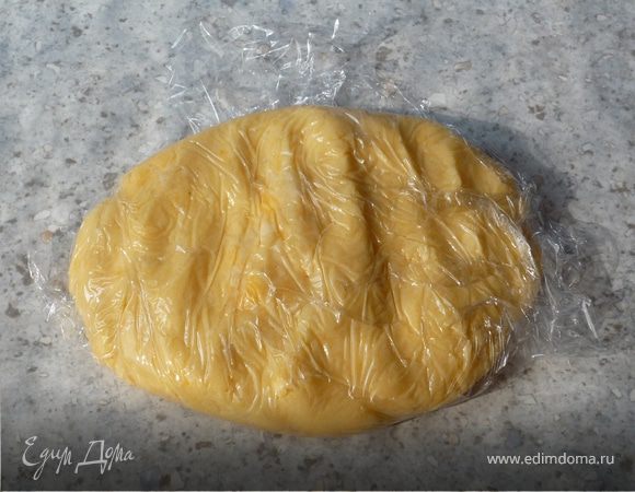 Из 125г муки, 1ч.л. разрыхлителя, 3ст.л. сахара, ванильного сахара, 1 яйца, масла маленькими кусочками и лимонного сока замесить тесто. Завернуть в пищевую пленку,
немного приплюснуть и положить на 30мин. в холодильник.