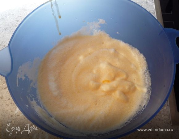 Тем временем отделим у 4-х яйц белки и желтки. Желтки, 4ст.л. теплой воды и 125г сахара взбить. Белки взбить до густоты и перемешать с желтковым кремом. Просеять 
туда 75г муки, крахмал и 1ч.л. разрыхлителя, перемешать. Выложить массу на противень, покрытый бумагой для запекания, и запечь в предварительно разогретой до 175°C
духовке 10-15 минут.