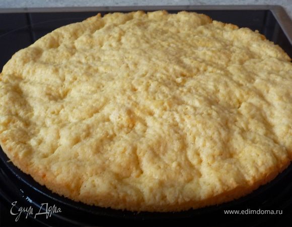 Дно разъемной формы смазать маслом и выложить туда песочное тесто (из холодильника). Запечь в духовке при той же температуре 15 минут. Достать и остудить.