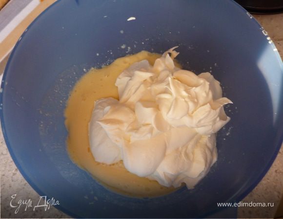 Желатин замочить в холодной воде на 5 минут. Смешать сметану, сахарную пудру и 125мл апельсинового сока. Желатин отжать и растопить на медленном огне. Добавить
пару ложек апельсинового крема и венчиком быстро перемешать. Затем эту массу вмешать в остальной апельсиновый крем. Поставить в холодильник.
Тем временем взбиваем 500мл сливок. Смешиваем сливки с загустевающим апельсиновым кремом. 