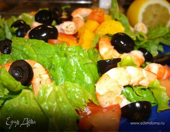 Сделать заправку для салата из вышеперечисленных ингредиентов. Салат посыпать свежемолотым черным перцем и морской солью. Полить заправкой…