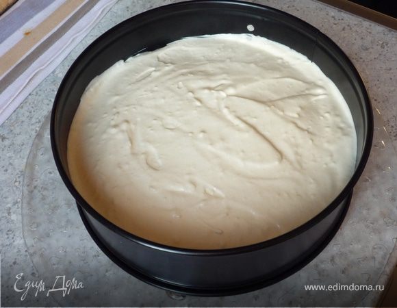 Песочное тесто достаем из формы, кладем на блюдо под торт и устанавливаем контур. Выкладываем туда сливочную массу.