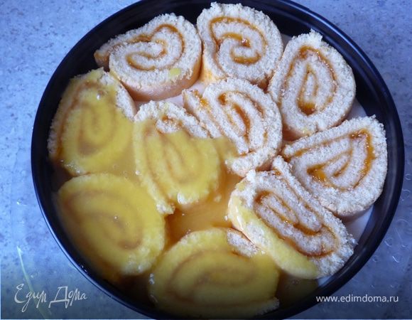 Смешаем порошок для желе для торта с 2ст.л сахара. С 250мл апельсинового сока вскипятим в кастрюле и равномерно распределяем сверху торта. Ставим снова в холодильник
на 30 мин. 