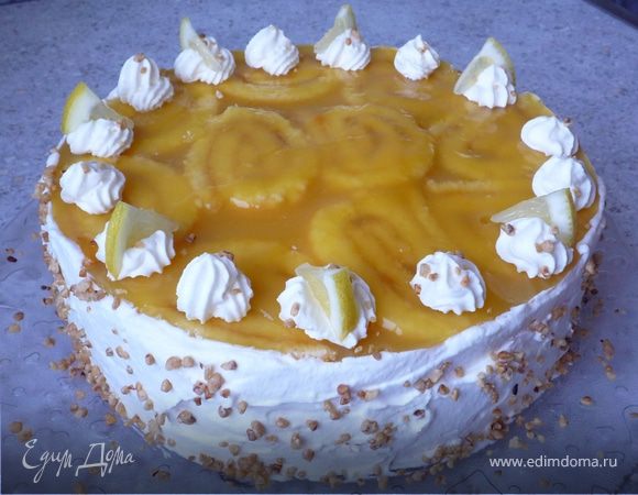 Взбиваем 200мл. сливок. 2/3 сливок обмазываем бока торта, оставшуюся часть из кондитерского мешка с насадкой-звездой в виде башенок
выдавливаем на торт. Украшаем смесью из лесных орехов и дольками апельсина. Приятного аппетита! 