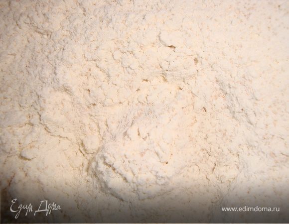 Взять стакан муки и всыпать туда сухие дрожжи, хорошо перемешать.