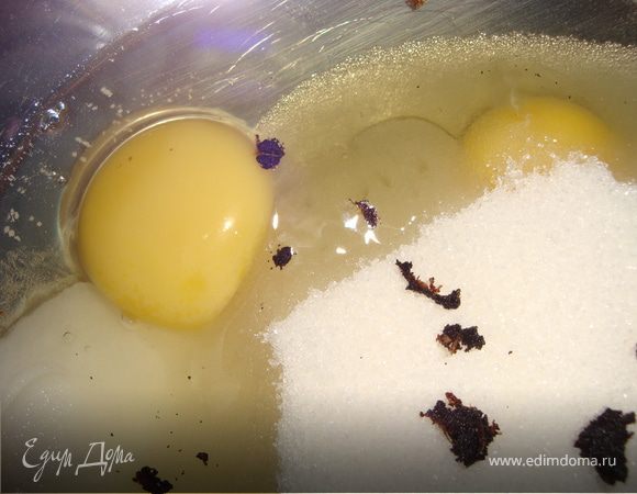 В миску, в которой будем замешивать тесто разбить 3 яйца, добавить соль и сахар. Стручок ванили разрезать вдоль и вычистить семечки в миску с продуктами. Если у вас нет ванили, возьмите ванилин или ванильный сахар. Но с ванилью вкус совсем другой.