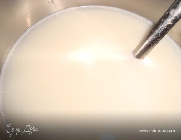 Растопить масло или маргарин.
Немного подогреть молоко (я использовала сухое: в мерную кружку налила около стакана или полутора кипятка и всыпала 4 столовых ложки с горкой сухого молока, хорошенько размешала, до полного растворения порошка, немого остудила и долила холодной воды).