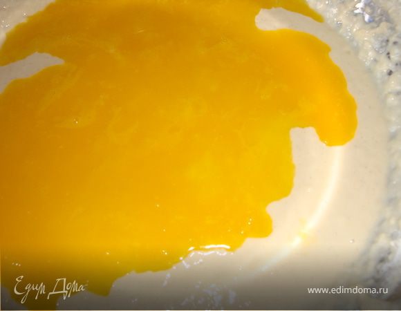 К яйцам с солью, сахаром и ванилью добавить муку с дрожжами, молоко и хорошо размешать. Добавить еще немного муки и вымесить до состояния "как на оладьи". Добавить растопленное масло или маргарин (не горячее).