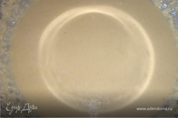 Хорошенько вместить в тесто масло (маргарин). На фото видны черненькие вкрапления - это ваниль.