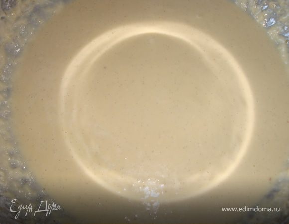 Хорошенько вместить в тесто масло (маргарин). На фото видны черненькие вкрапления - это ваниль.