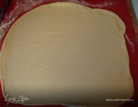 Когда тесто вновь поднимется начинаем делать плюшечки. Начинка номер раз. Берем где-то 1/4 часть теста (может, немного больше) и раскатываем в большую лепешку.