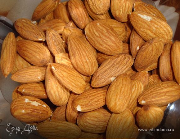 Пока тесто поднимается, готовим ореховую начинку. Если орехи немного влажноваты, можно их подсушить.