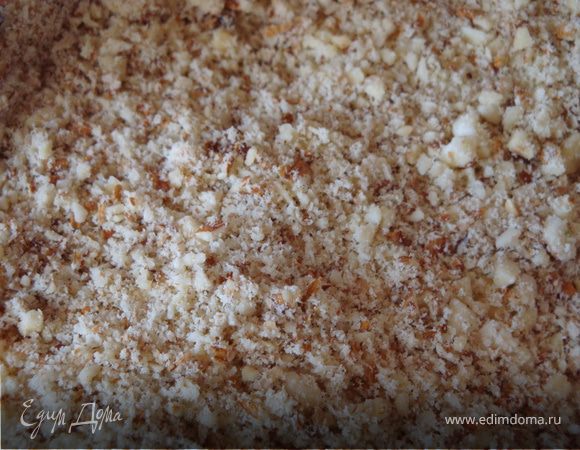 Измельчаем орехи в крошку, но не в пыль. Я делала это при помощи блендера.