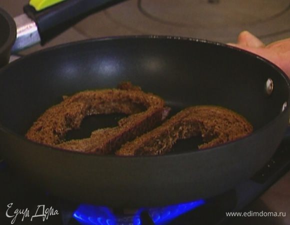 Разогреть в сковороде 1 ст. ложку оливкового масла и обжарить хлеб без середины с обеих сторон.