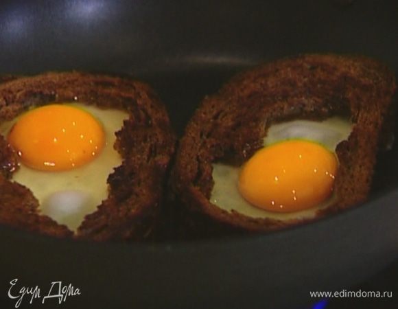 Разбить в пустую середину каждой гренки яйцо, посолить, поперчить и жарить до готовности яиц. 