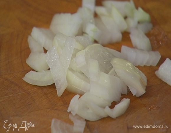 Лук почистить и мелко нарезать.