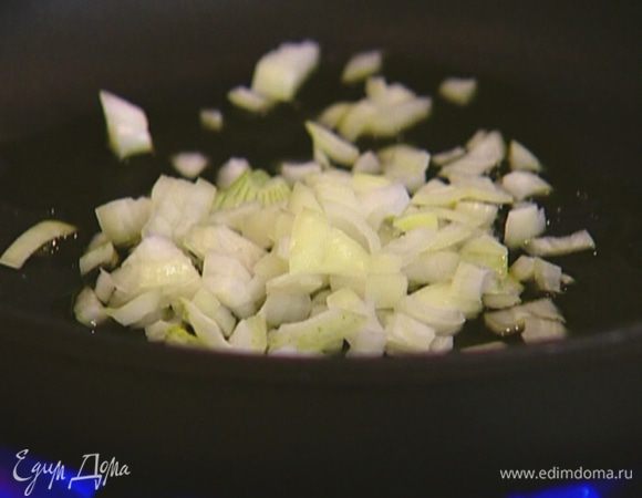 Разогреть в сковороде оливковое масло и обжарить лук до прозрачности.