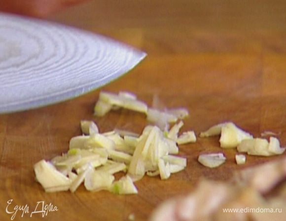 Чеснок почистить, раздавить плоской стороной ножа, мелко порубить и добавить к луку. 