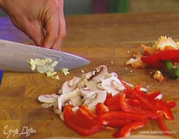 Сладкий перец, удалив семена, нарезать тонкими полосками.