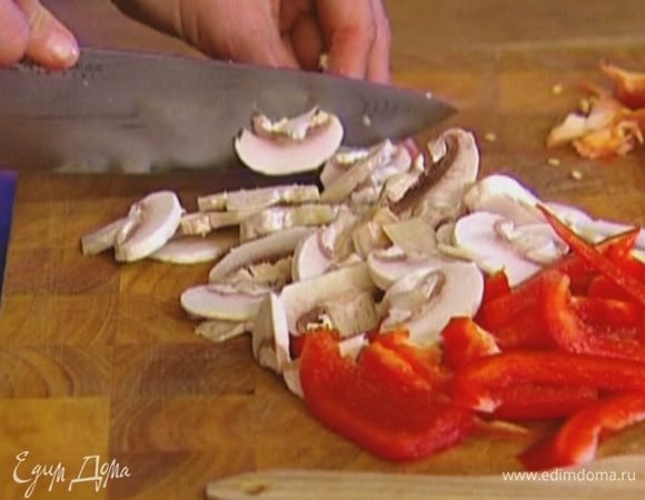 Грибы порезать пластинками.