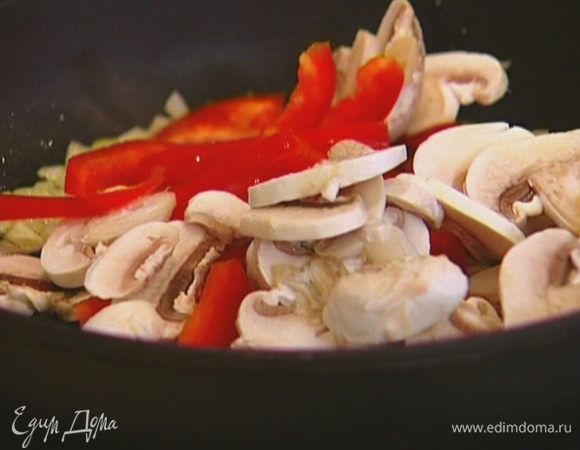 Выложить грибы и перец в сковороду к луку с чесноком, добавить стручковую фасоль, посолить, поперчить, прибавить огонь и, помешивая, обжаривать до готовности. 
