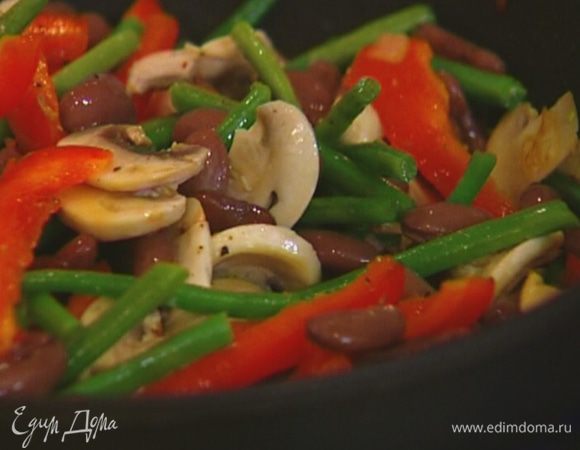 Добавить отваренную красную фасоль, перемешать. Оставить томиться на медленном огне.