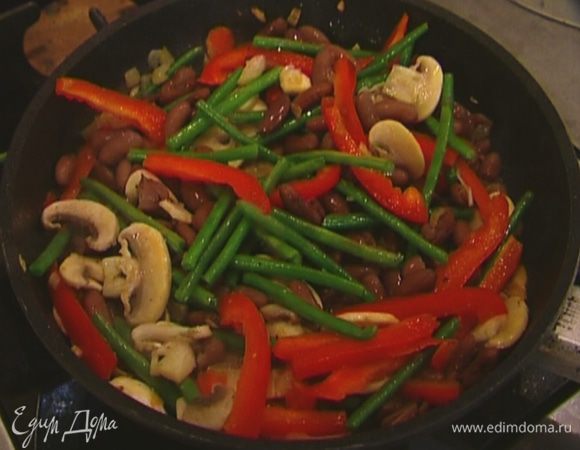 Петрушку мелко порубить и добавить к фасоли.