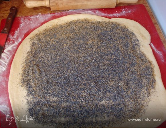 Если боитесь, что плюшки будут суховаты - смажьте лепешку сливочным маслом или потрите на мелкой терке замороженное сливочное масло (около 1 столовой ложки). Высыпать на лепешку сухой мак, добавить сахар (я использовала коричневый - около 3 столовых ложек). Перемешать и распределить по всей поверхности ладонью, оставив края (около 3 см.)...