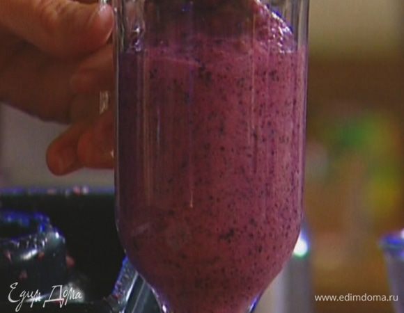 Влить йогурт и все перемешать.