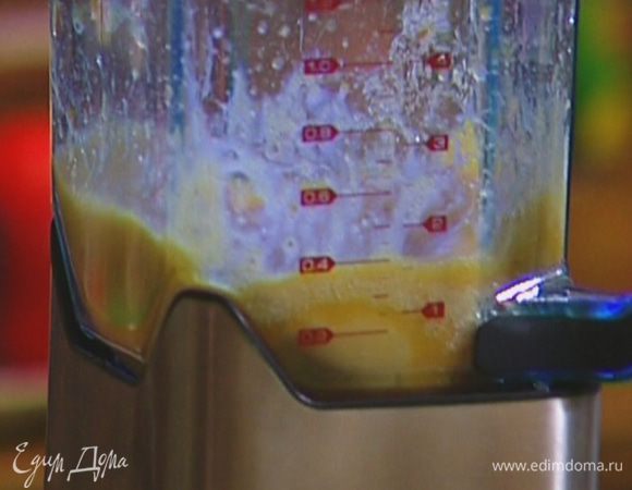 Приготовить тесто: яйца и сахар поместить в блендер и немного взбить. 