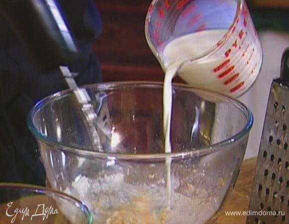 К желткам добавить муку и взбивать миксером, одновременно вливая тонкой струйкой молоко, до получения однородной пышной массы. 