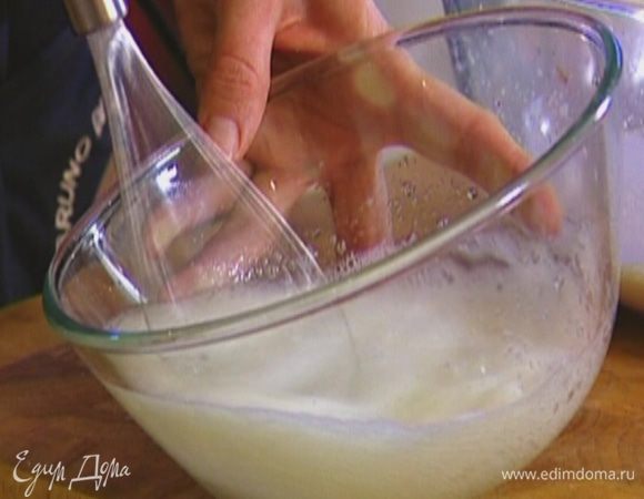 Белки посолить и взбить миксером в крутую пену. 