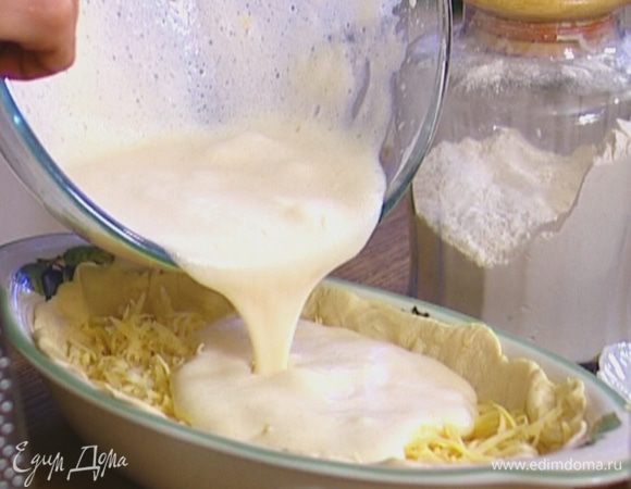 Соединить белковую и желтковую массу, перемешать, вылить сверху на сыр и присыпать мускатным орехом. 