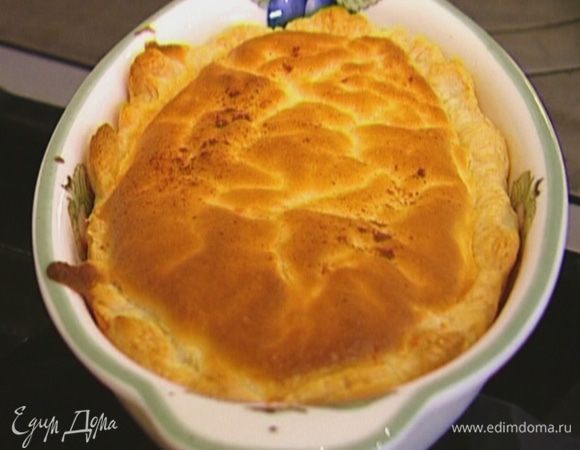 Выпекать пирог в разогретой духовке 25 минут.