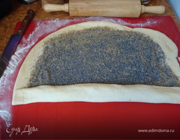 Аккуратно начиваем сворачивать лепешку с начинкой в рулет вдоль длинной стороны...