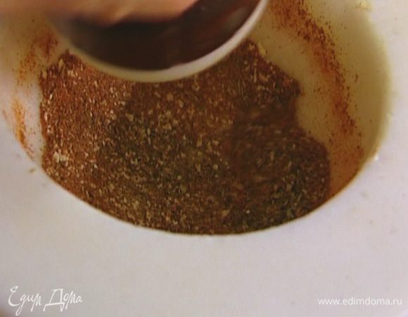 Прованские травы, красный перец, молотый перец чили, гвоздику, сухой чеснок, щепотку соли и черный перец растереть в ступке.