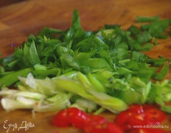 Зеленый лук порезать тонко наискосок.