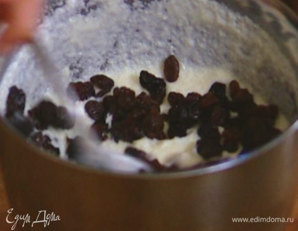 Изюм промыть, выложить в кашу, посолить, перемешать и дать каше немного остыть.