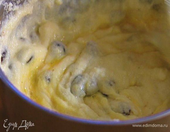 Добавить в остывшую кашу сырые яйца, вымешать.