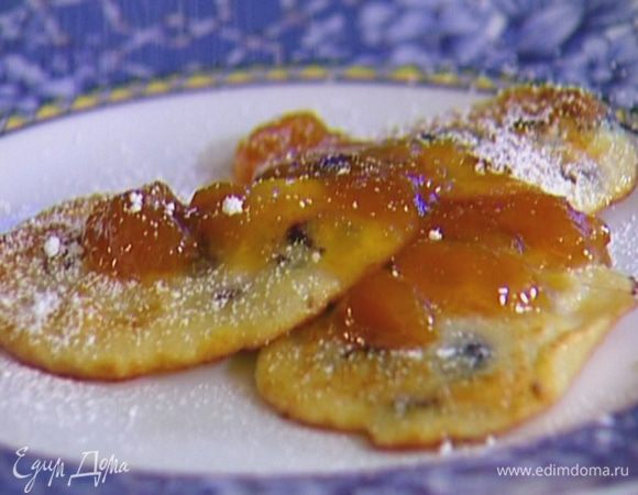 Разогреть в сковороде оливковое масло. Ложкой выкладывать оладьи и обжаривать с обеих сторон до золотистой корочки.
Готовые оладьи полить вареньем и посыпать сахарной пудрой.