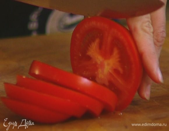 Баклажан и помидор нарезать кружками.