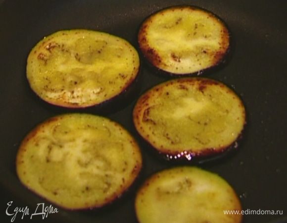 Разогреть в сковороде 1 ст. ложку оливкового масла и обжарить ломтики баклажана с обеих сторон до золотистого цвета.