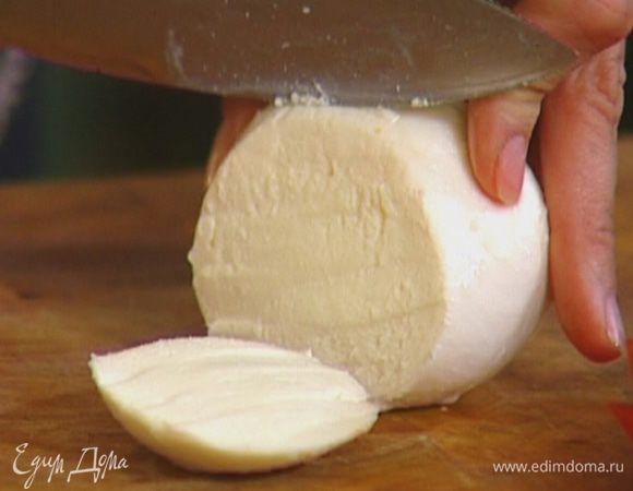 Моцареллу нарезать кружками.