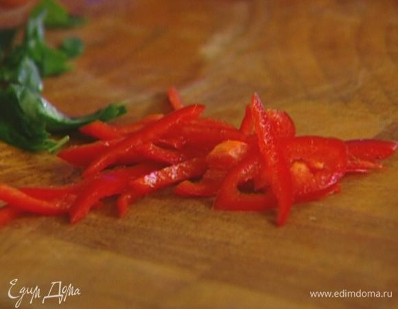 Перец чили, удалив семена, мелко порезать. 