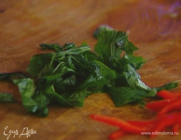 Листья базилика измельчить руками. 