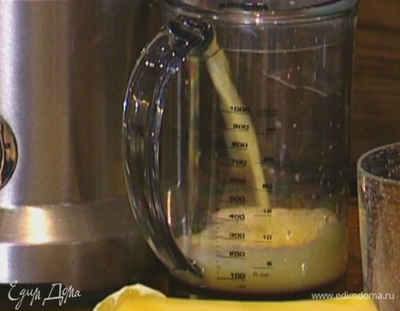 Ананас почистить, нарезать и отжать из него сок.