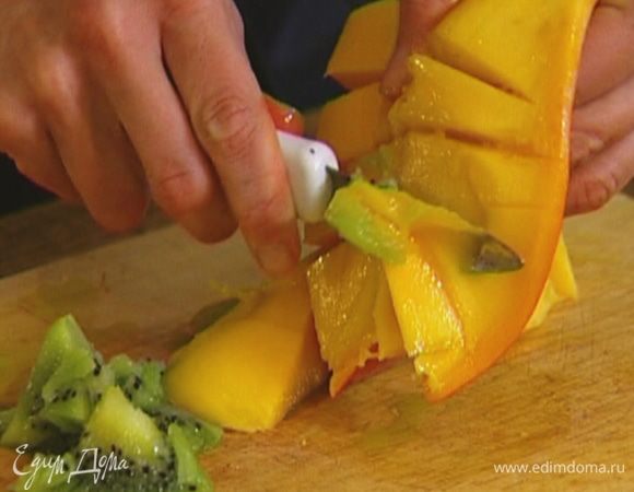 Из манго и киви вырезать мякоть и отправить в блендер.