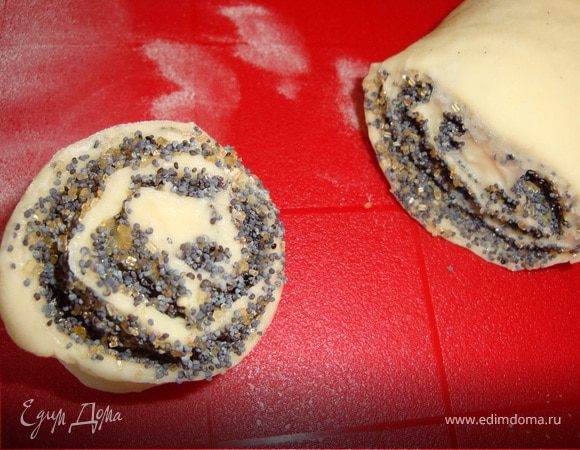 Чтобы не повредить силиконовое полотно, я под "колбаску" подсунула старенькую дощечку. Очень острым ножом отрезать плюшку. Защепить торец рулета и снова отрезать плюшечку...