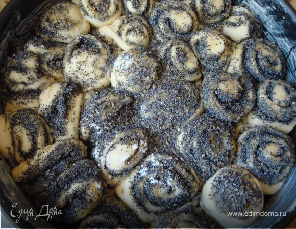 Отрезанные плюшечки составить в смазанную маслом форму. Лучше всего подходит разъемная, но можно и в обычную сковородку. Во такой получился "розовый" букет...